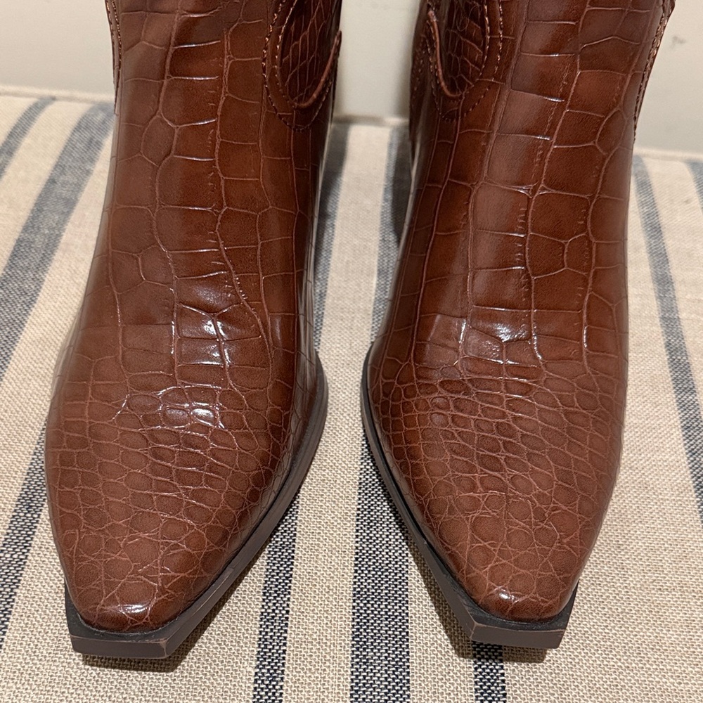 Isnom Elegant Brown Croc-Embossed Heeled Boots - Picture 10 of 10